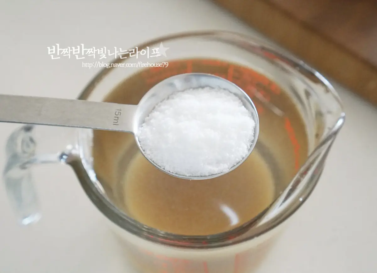 넉넉한 크기의 볼에 정수물 600ml, 소금 1 큰 술, 황설탕 4 큰 술 식초 6 큰 술 넣어줍니다.