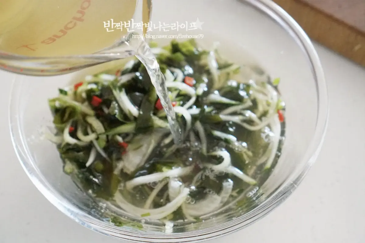 만들어둔 육수를 부어줍니다.