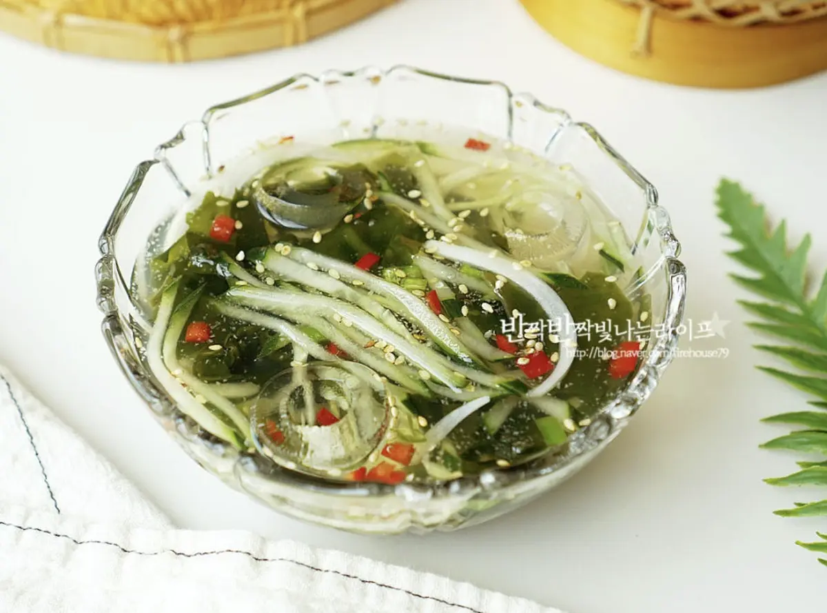 통깨를 뿌려주면 시원하게 맛있는 미역 오이냉국 완성이에요