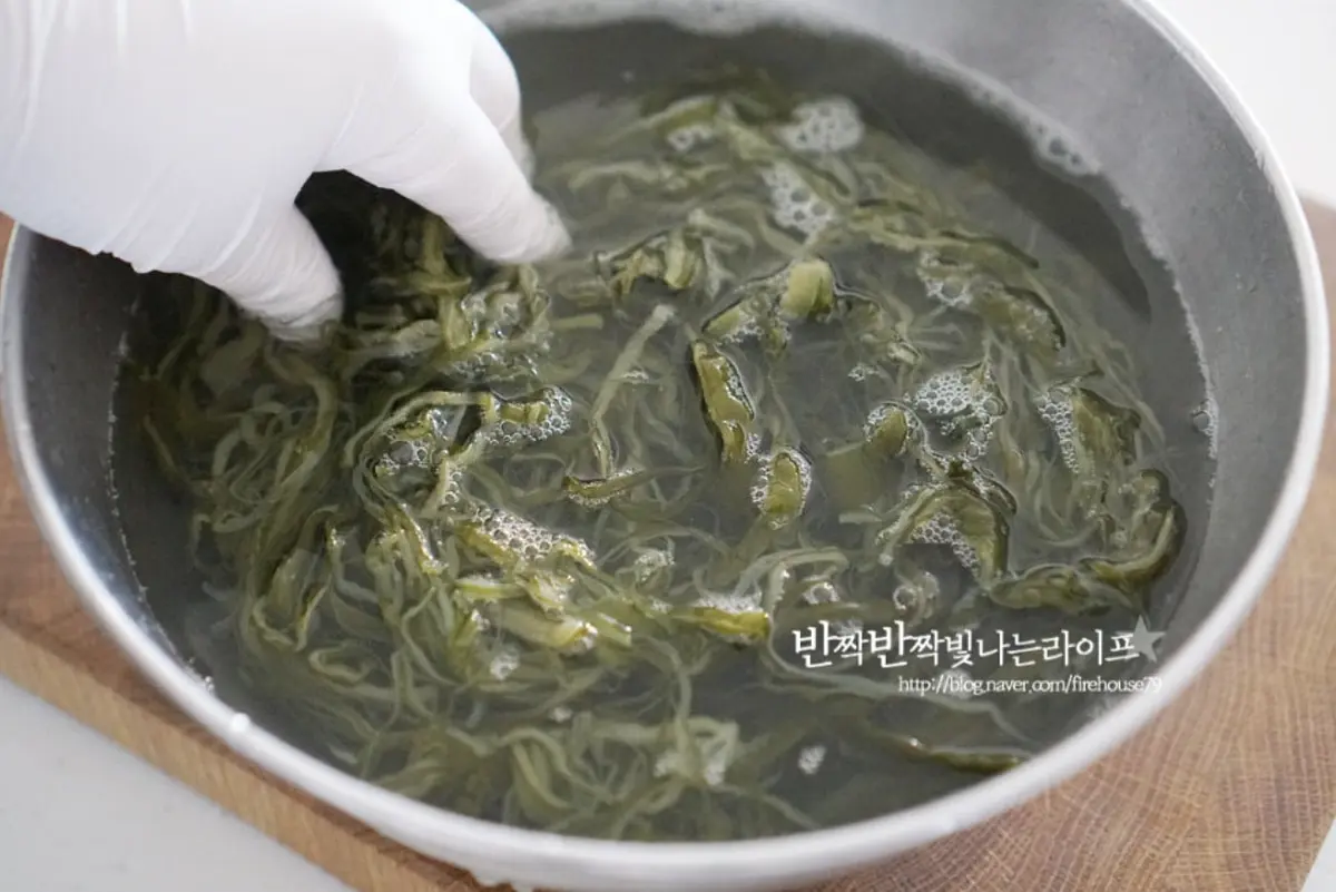 겉에 소금이 많이 묻어나기 때문에 서너 번 이상 흔들어 헹구어 겉의 짠맛을 씻어줍니다.