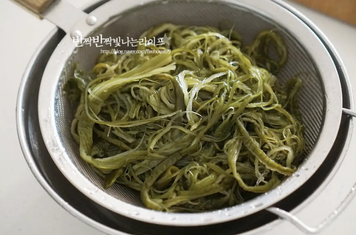 적당하게 바다 감칠맛이 느껴져셔 가볍게 헹구어 물기를 털어줍니다.