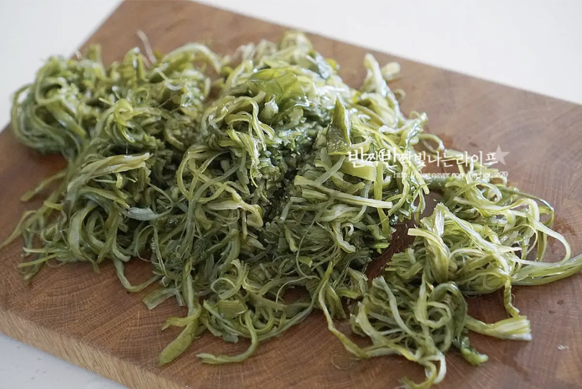 길이에 따라 한입에 집어먹기 좋게 잘라줍니다.