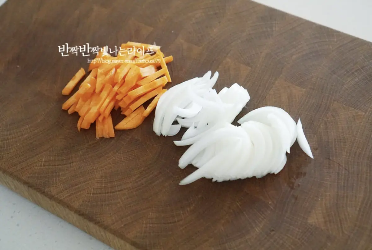 맛과 색감을 더해주기 위해 당근과 양파를 준비해서 채를 썰어줍니다.