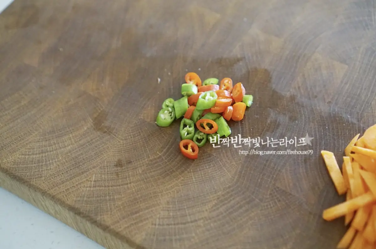 매콤 칼칼함을 더해주는 청양고추도 얇게 송송 썰어줍니다.
