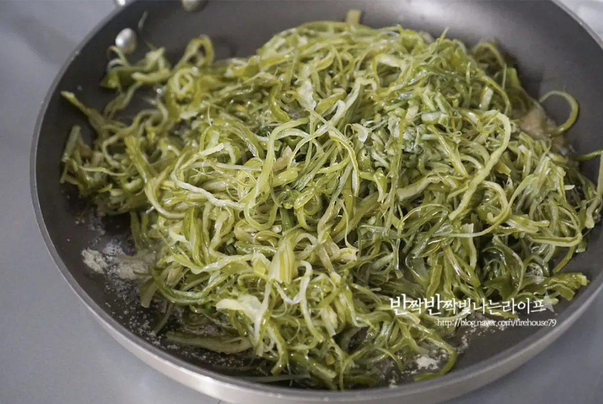 마늘향이 올라오면 손질해둔 미역줄거리를 넣어줍니다.