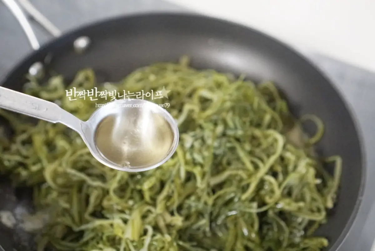 맛술 1 큰 술도 같이 넣어 전체적으로 골고루 기름이 코팅될 수 있도록 볶아줍니다.