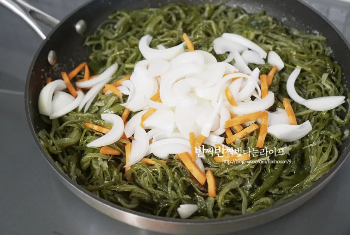 윤기가 나도록 3분 정도 볶다가 양파, 당근을 넣어줍니다.