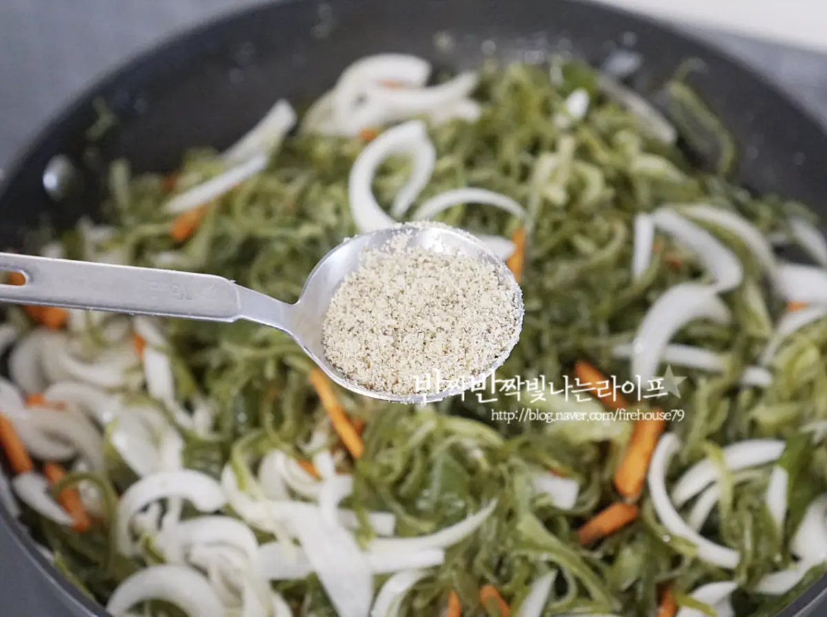 들깨가루 1 큰 술, 들기름 1 큰 술 넣어줍니다.