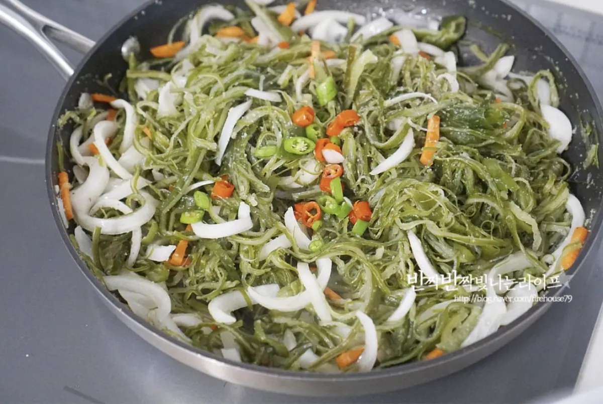 매콤한 청양고추도 넣어줍니다.