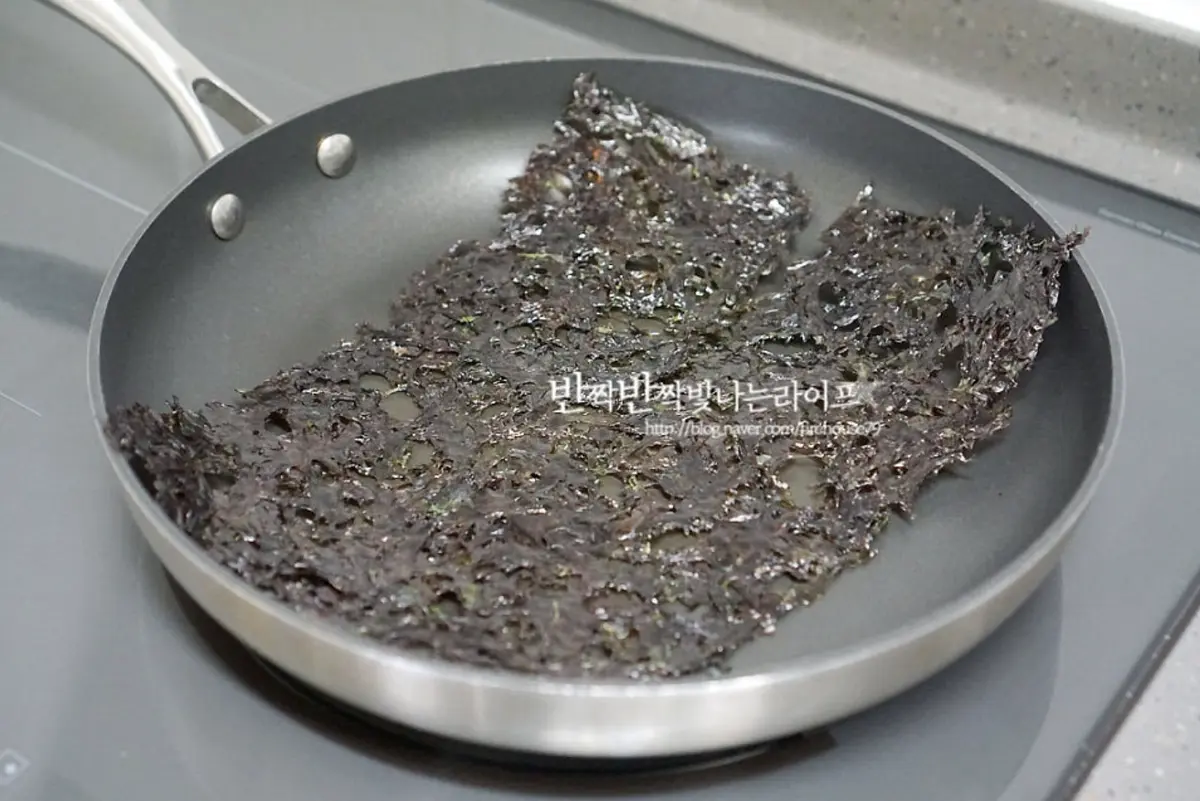 먼저 비린내를 잡아주고 식감이 질기지 않도록 구워줍니다.