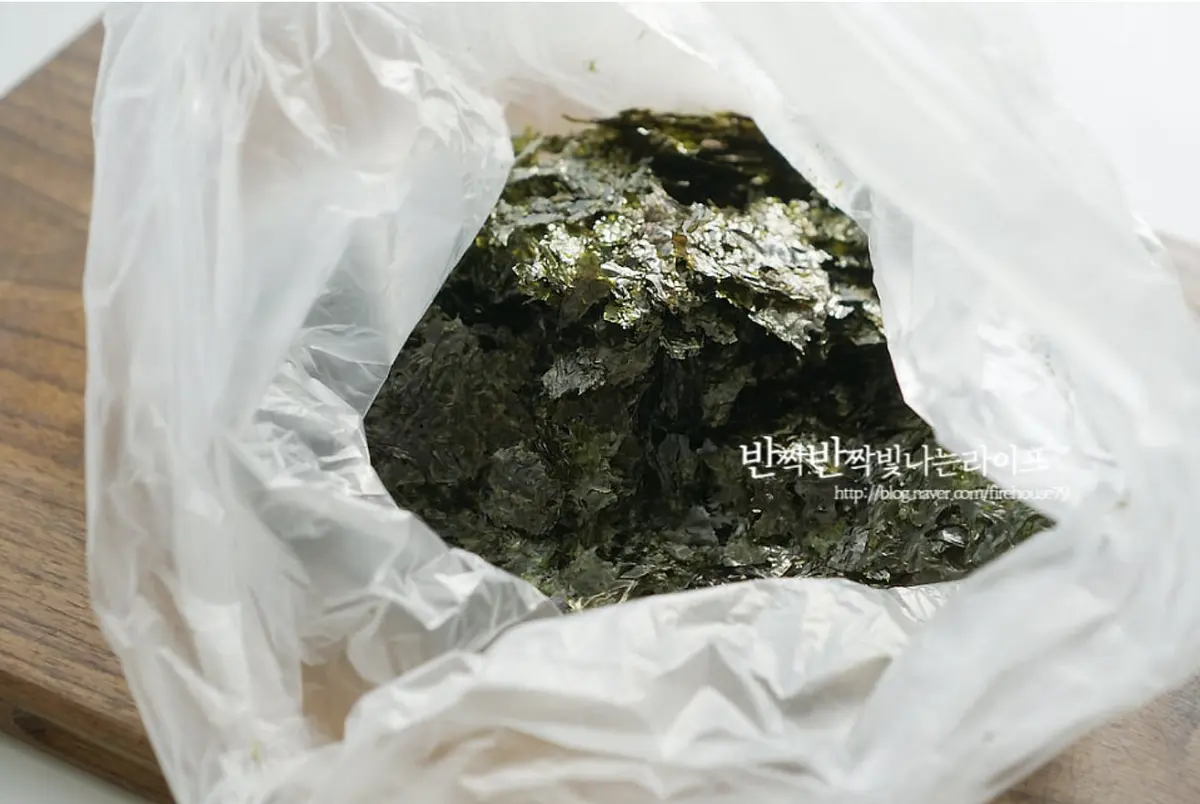 김은 비닐에 넣고 비벼 잘게 부서 주었어요.