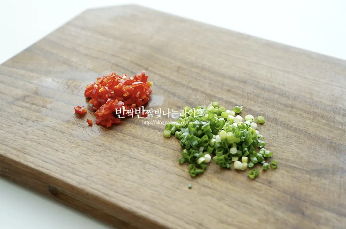 홍초는 잘게 다지고 쪽파 역시 송송 썰어줍니다.