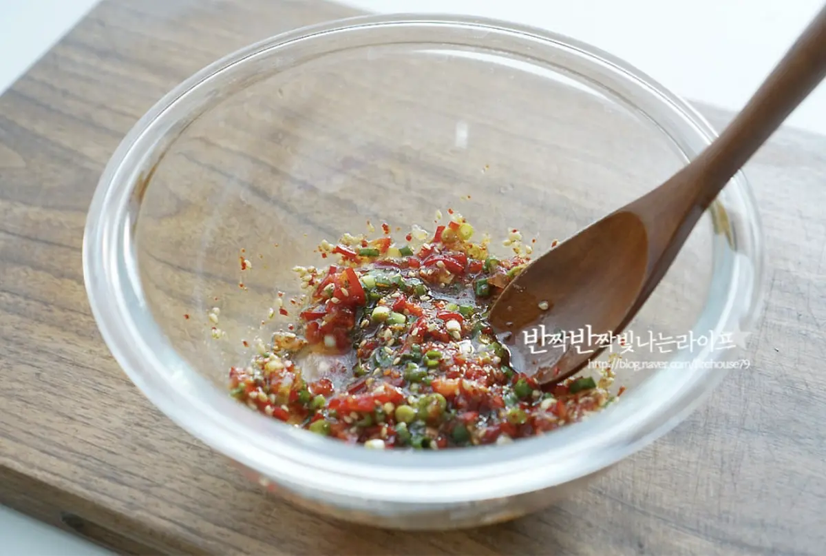 진간장 1½~2 큰 술, 고춧가루 1/2 큰 술, 황설탕 1/2 큰 술, 매실액 1 큰 술, 다진 마늘 1/2 큰 술, 맛술 1/2 큰 술, 참기름 1 큰 술, 통깨 약간 넣어줍니다. 