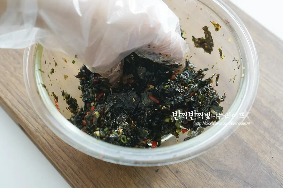 양념 위로 김을 반 정도 덜어 먼저 넣고 조물조물 무쳐줍니다.