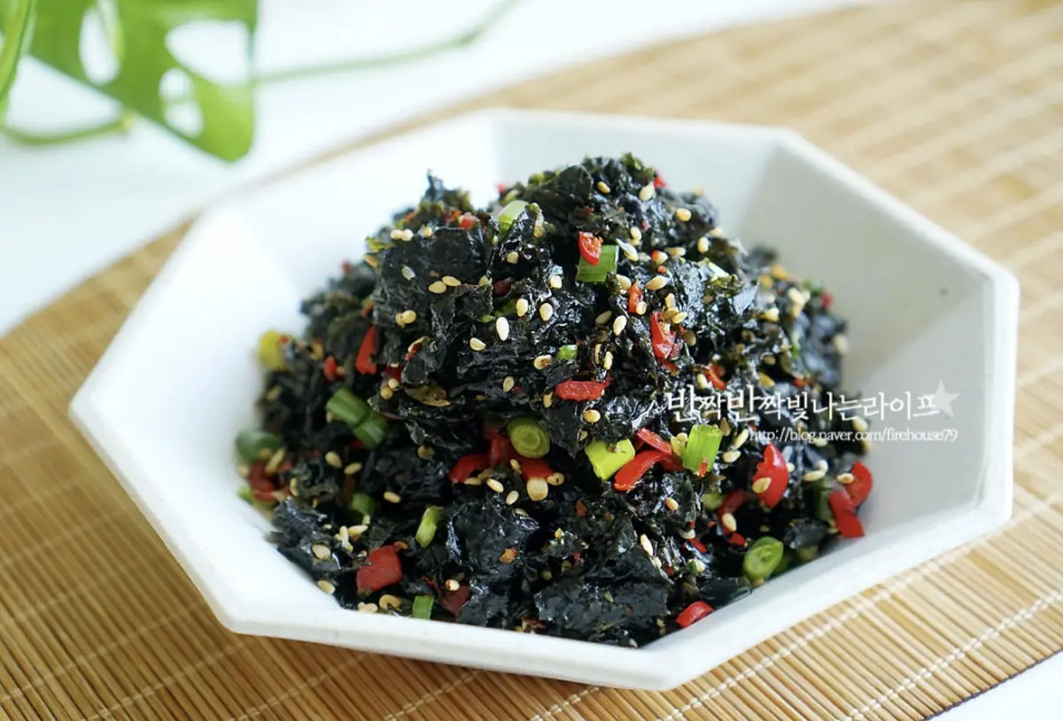 짭조름하면서도 단짝하고 고소한 맛이 쪽파의 향긋함과 어우러져 해초류 무침 같이 맛있어요.