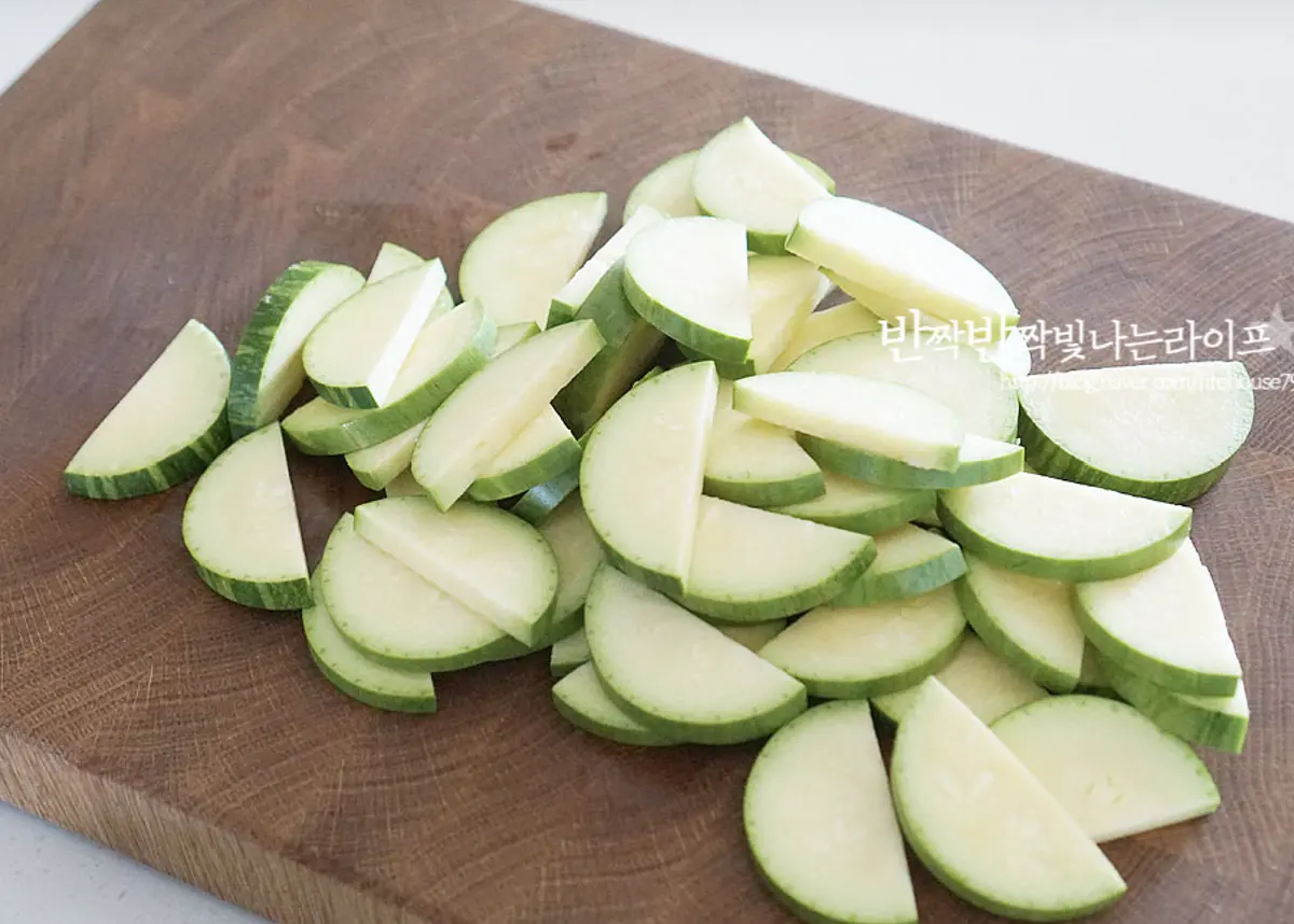 애호박은 일정한 두께로 반달썰기 해줍니다.