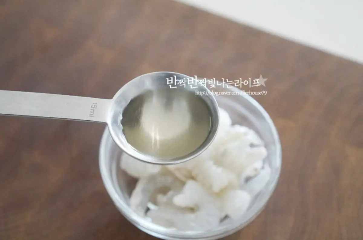 손질 새우는 맛술 2/3 큰 술을 뿌려 밑간을 해둡니다.