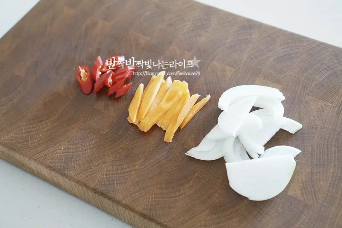 양파와 당근을 채를 썰고 홍고추는 어슷 썰어줍니다.