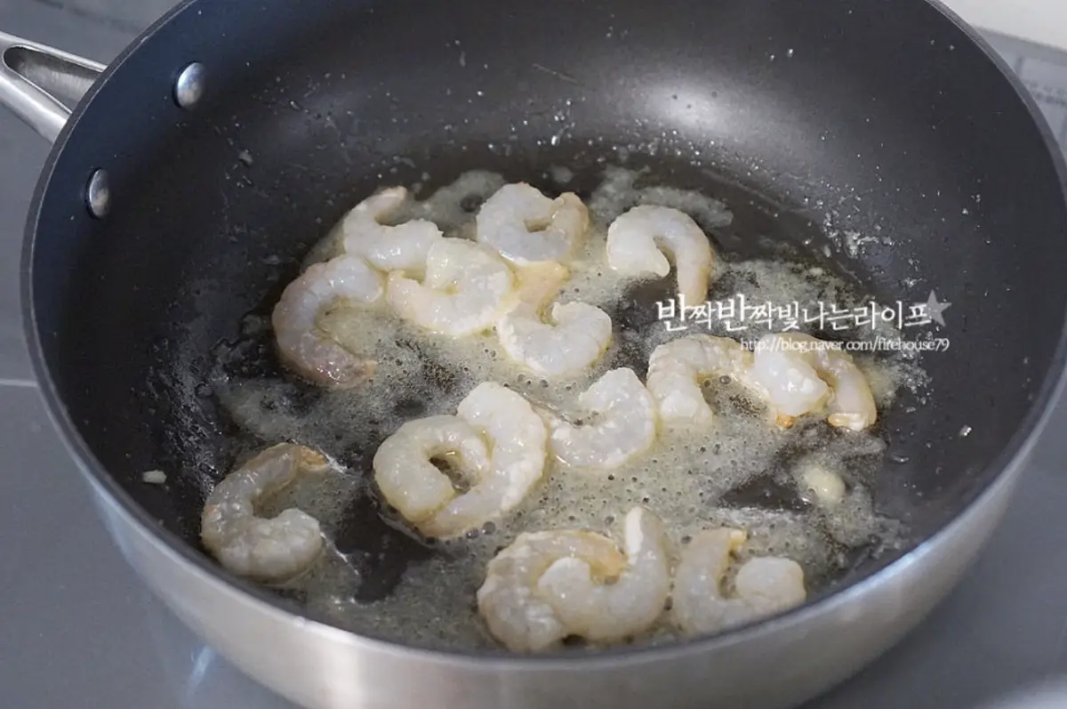 마늘향이 올라오면 새우살을 넣고 볶아줍니다.