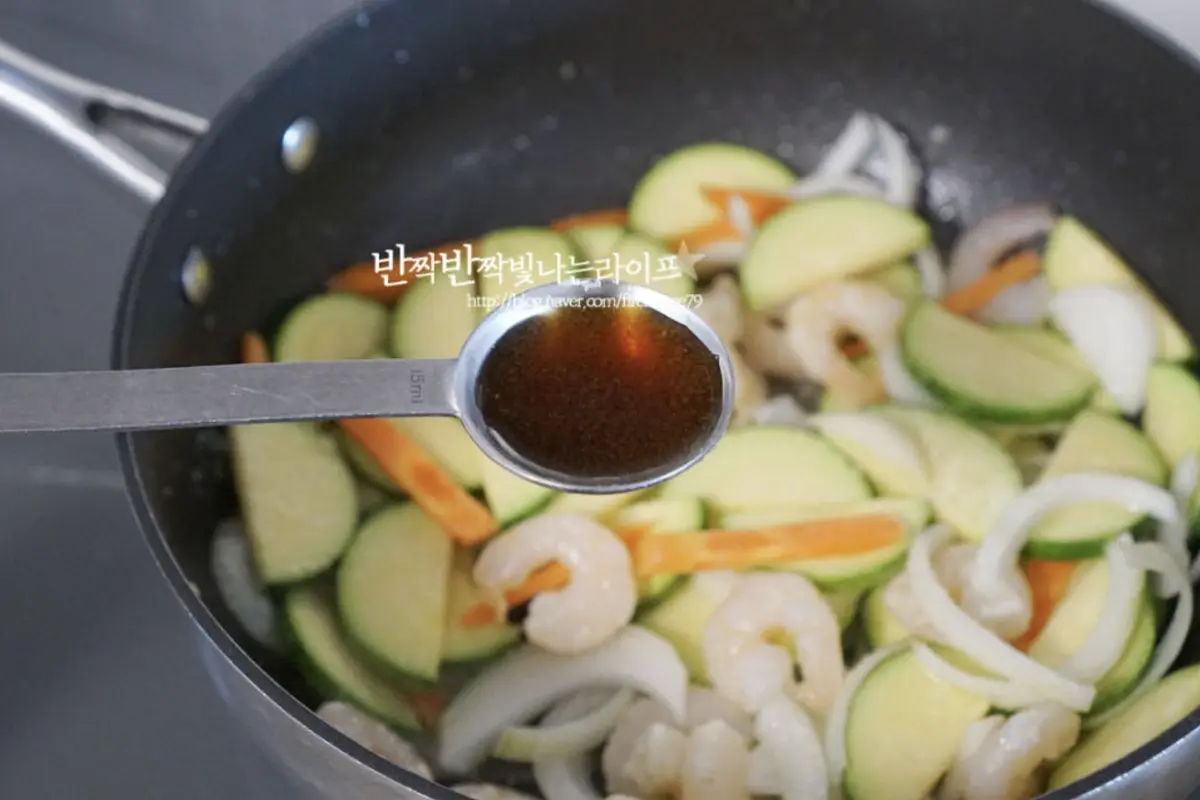 채소가 섞이면 참치액 2/3 큰 술 넣고 재료가 어우러지도록 볶아줍니다.