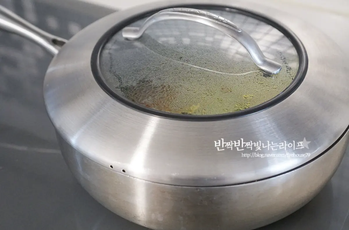 뚜껑을 덮고 2~3분 정도 익혀줍니다.