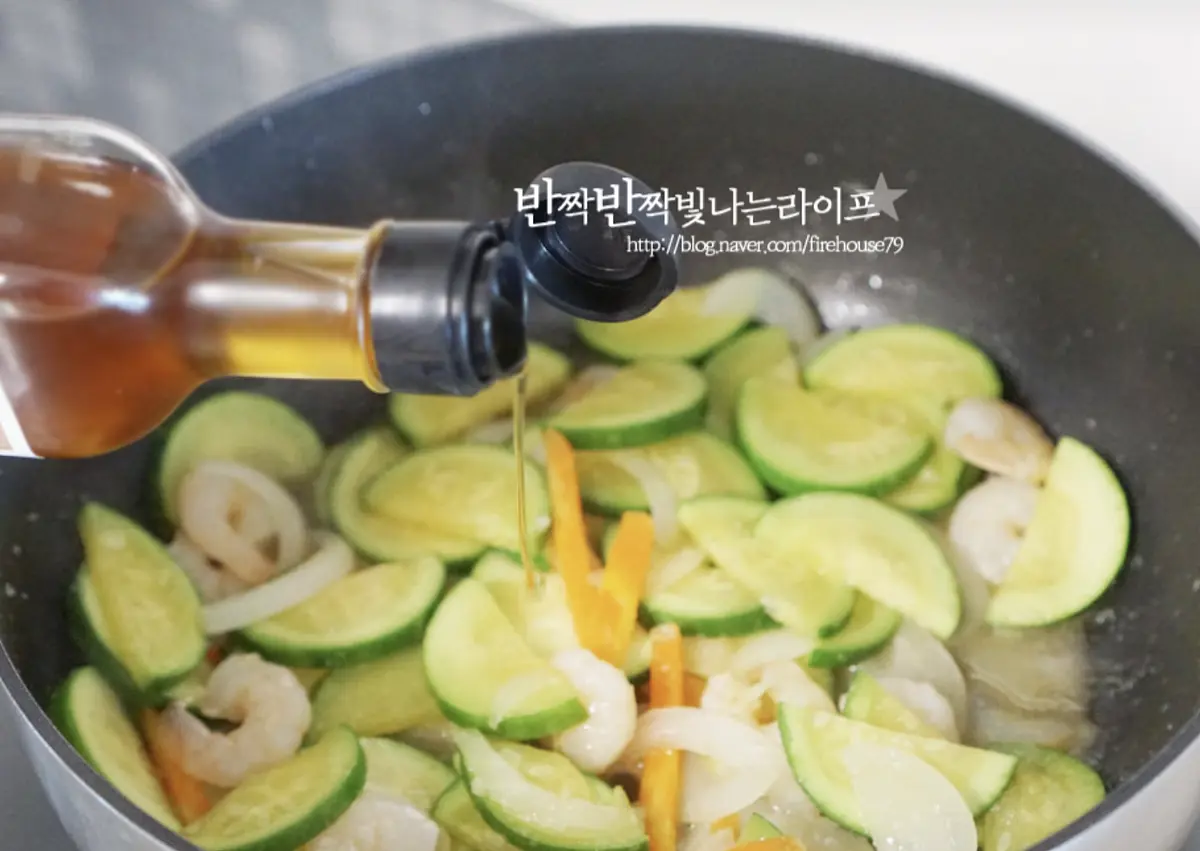 재료가 익으면 홍고추도 함께 넣고 간에 따라 부족한 간은 소금으로 맞추고 참기름과 통깨를 넣고 마무리합니다.