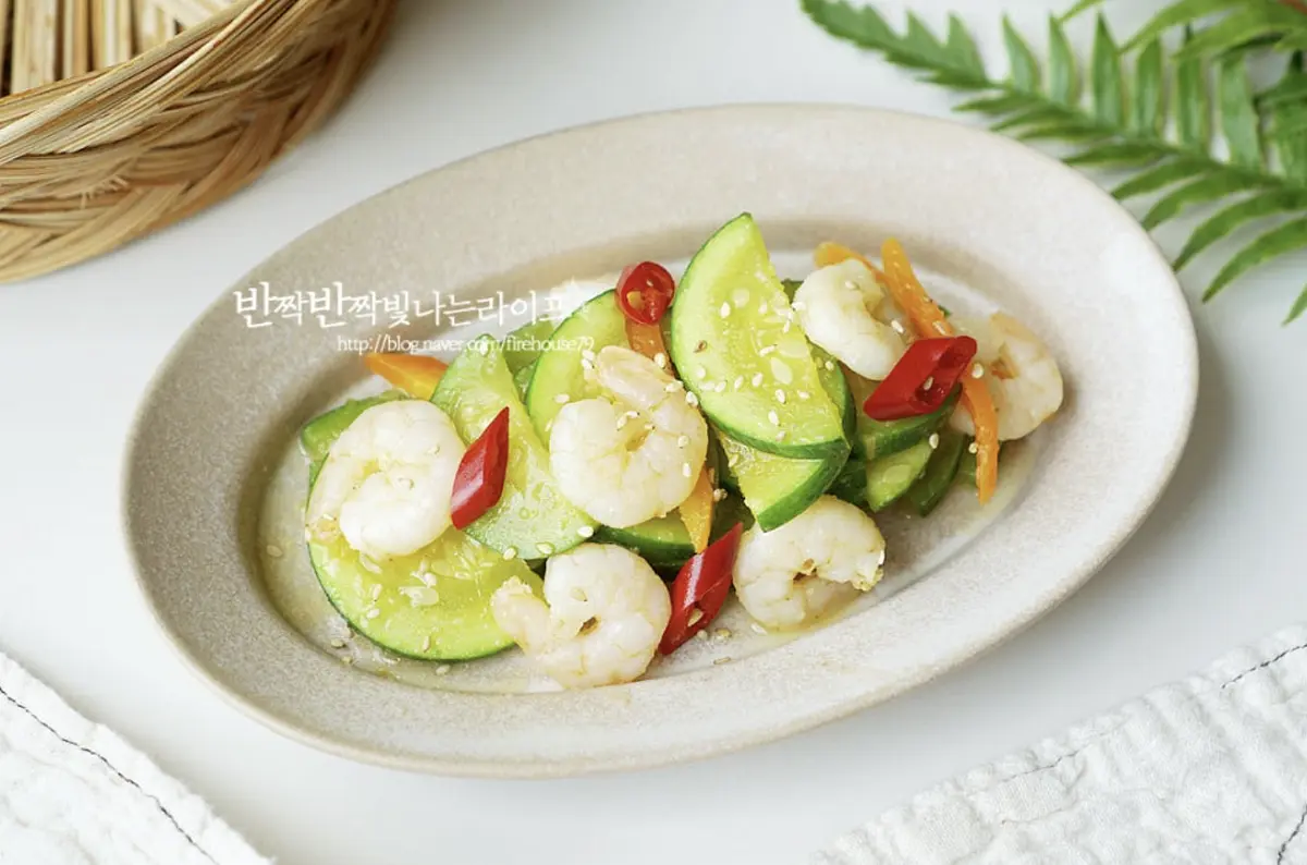 새우와 함께 푸짐하게 담아 완성합니다.