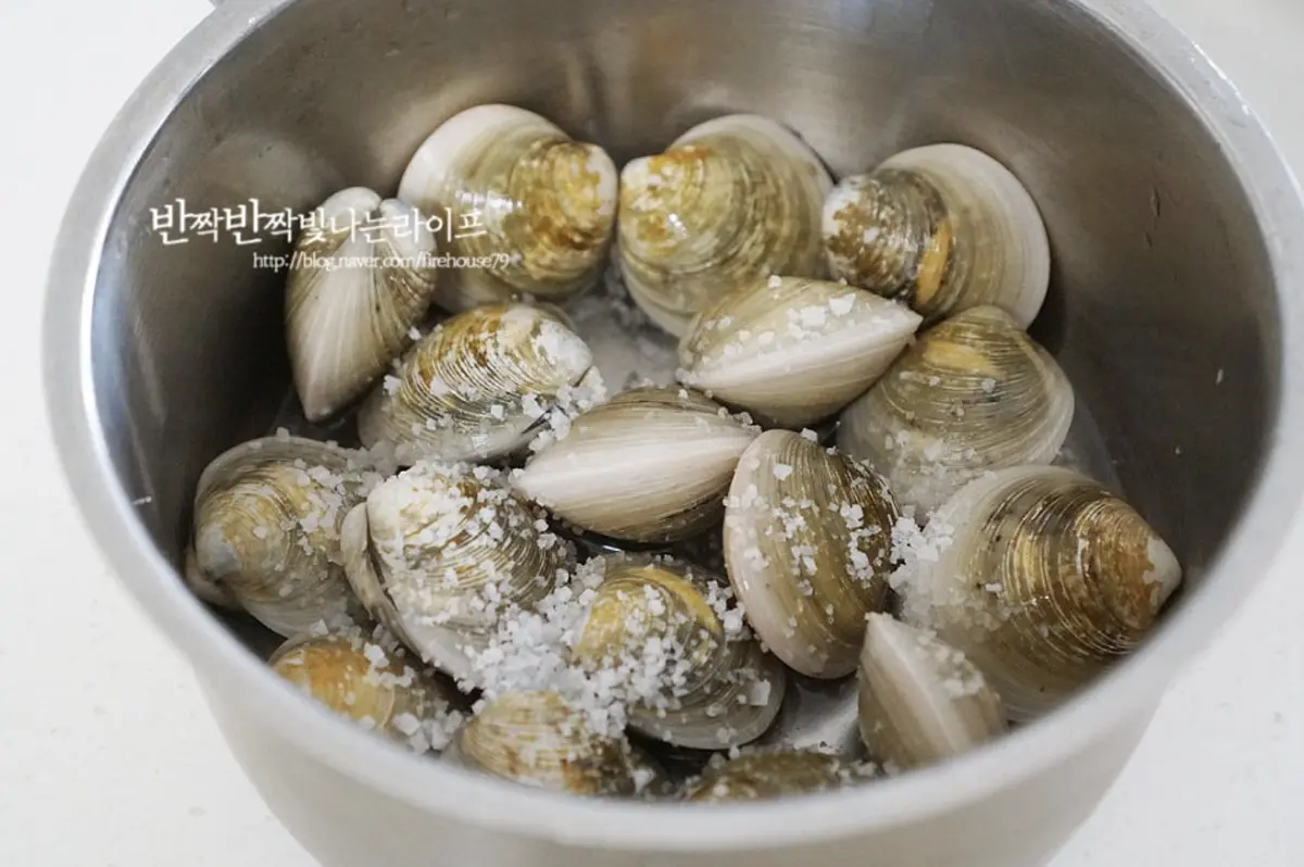 재료가 잠길 정도로 물을 붓고 바닷물과 같은 짠 농도로 소금을 녹인 뒤 빛이 들어가지 않게 어둡게 뚜껑을 덮거나 검은 비닐을 씌워 두세 시간 해감해 줍니다.