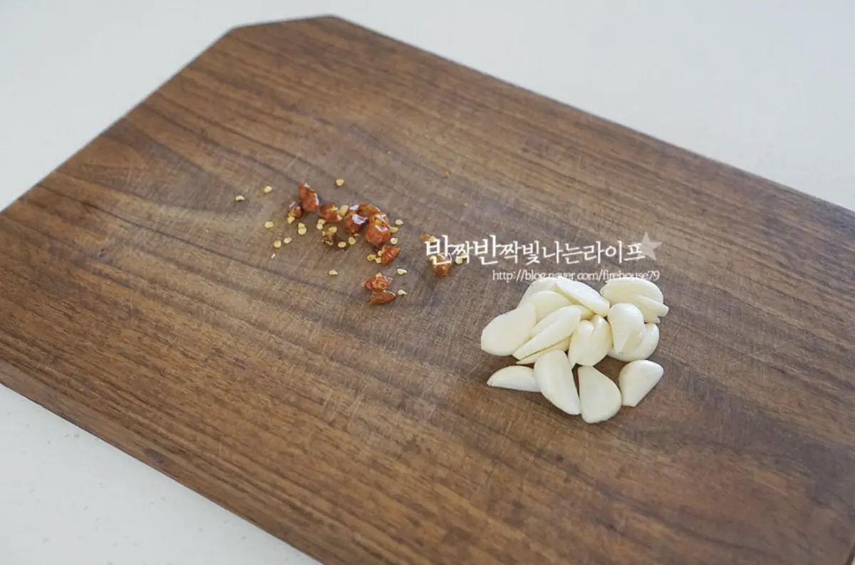마늘은 편으로 썰고 페페론치노는 큼직하게 2~3등분 잘라줍니다.