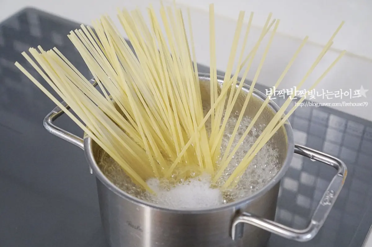 냄비에 물 1L를 붓고 소금 10g을 넣어 파스타면을 삶아줍니다.