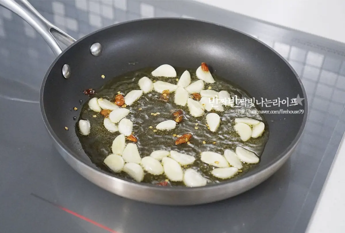 달군 팬에 올리브오일 5 큰 술 두르고 마늘과 페페론치노를 넣고 향을 내어줍니다.