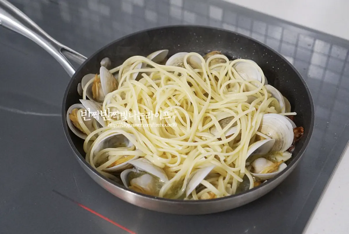 모두 입을 벌리고 익으면 삶은 면을 넣고 볶아줍니다.