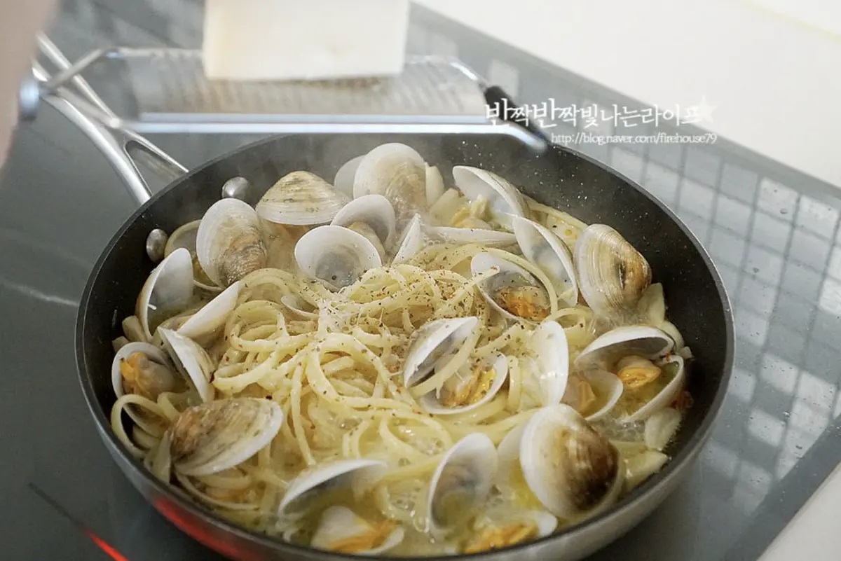 파르메산치즈블록을 갈아 넣고, 부족한 간은 소금, 후추로 더해줍니다.