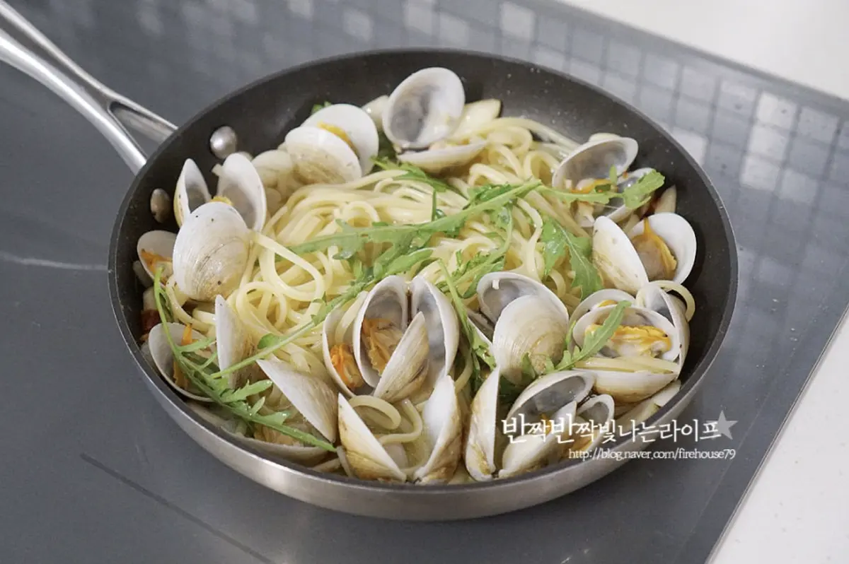 루꼴라와 올리브오일 1 큰 술 둘러 버무린 뒤 불을 끄고 1분 정도 두었다가 그릇에 담아줍니다.