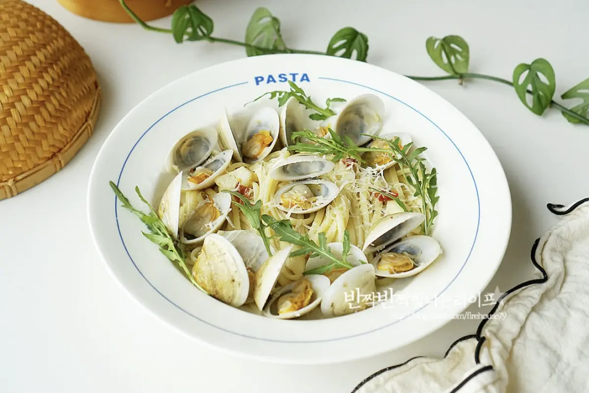 모시조개파스타는 특유의 시원하고 달큰한 감칠맛이 파스타와 어우러져 별미인데요. 담백 깔끔하면서도 바다향이 느껴져 맛나요. ​