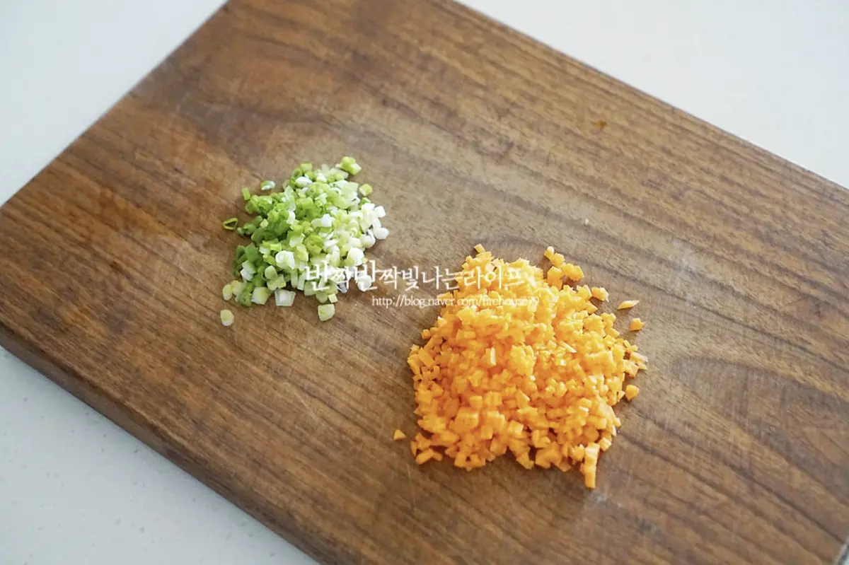 쪽파와 당근은 잘게 썰어줍니다.