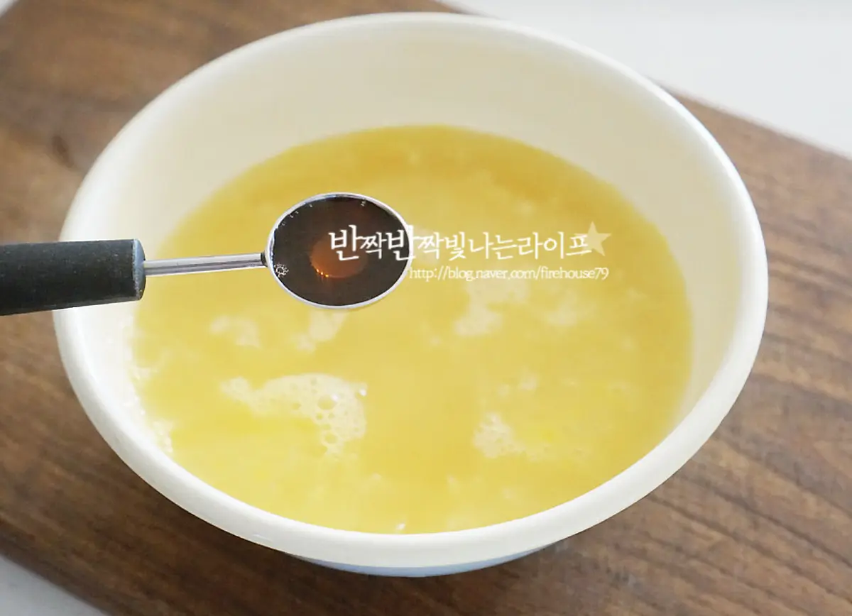 볼에 달걀을 깨뜨려 주고 소금 1 작은 술, 참치액 1 작은 술, 맛술 1 큰 술 넣고 잘 풀어줍니다.