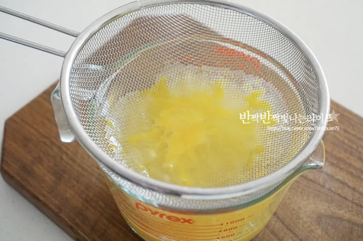 푸딩같이 부드러운 계란찜을 만들기 위해서 체에 한번 내려줍니다.