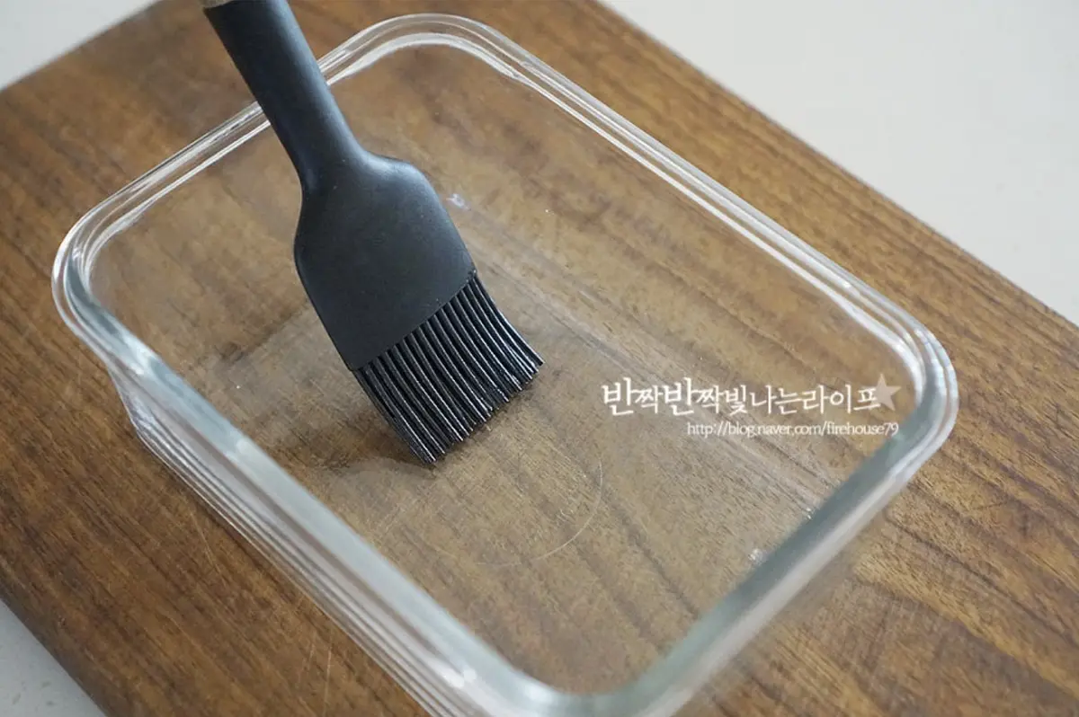 유리용기에 참기름을 고루 발라줍니다.유리용기에 참기름을 고루 발라줍니다.