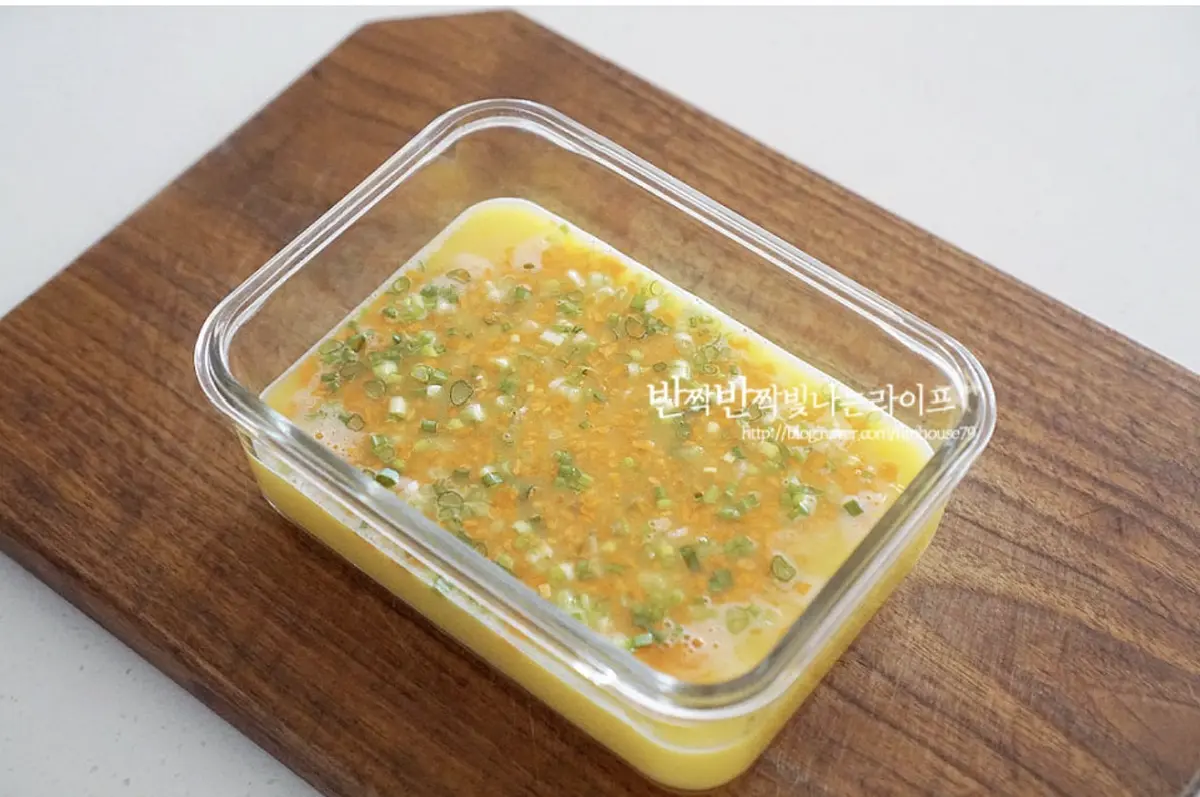 달걀물을 부어주고 썰어둔 야채도 같이 넣어줍니다.