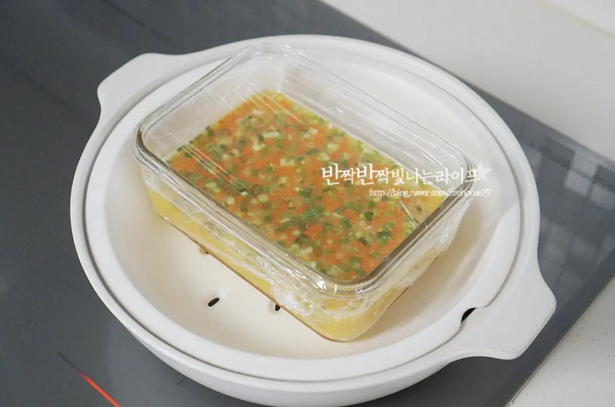 랩을 씌워주고 계란찜 중탕을 하기 위해 바글바글 김이 오른 냄비에 뚜껑을 덮은 뒤 중약 불로 20~25분 익혀줍니다.