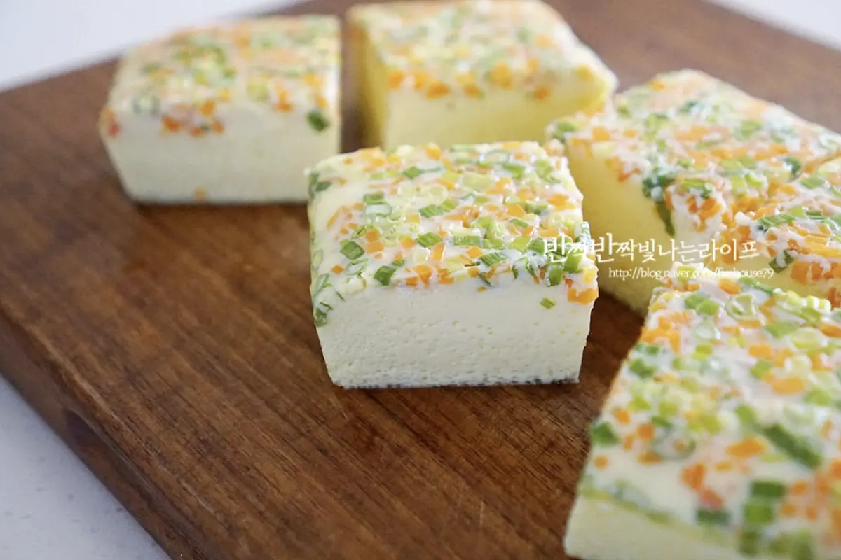 먹기좋게 네모난 모양으로 썰어주면 추억이 생각나는 급식계란찜 만들기 완성이에요.