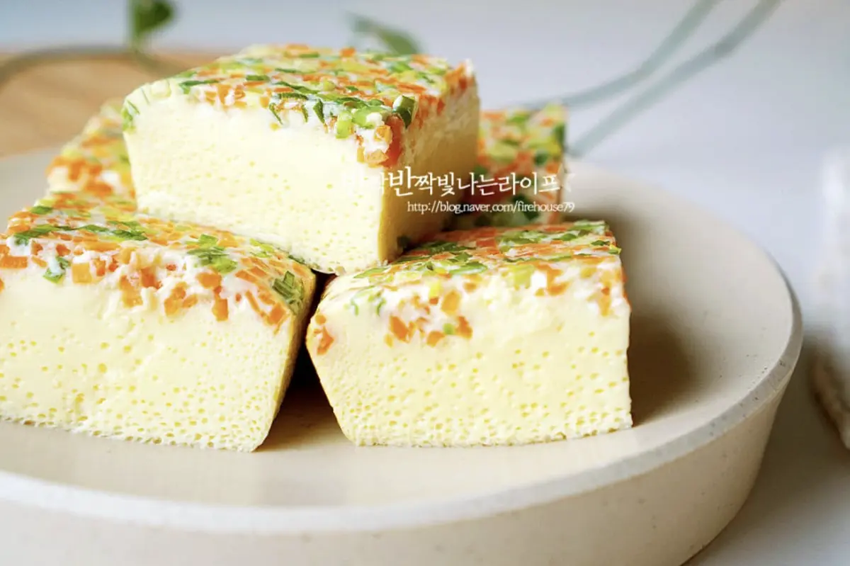 부들부들한 달걀찜 한입 먹으면 보드라운 식감에 또 손이 가요.