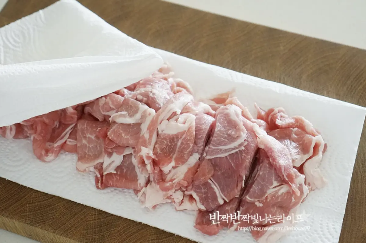 돼지고기 앞다리살 600g 기준으로 준비하고 키친타월로 핏물을 제거해 줍니다.
