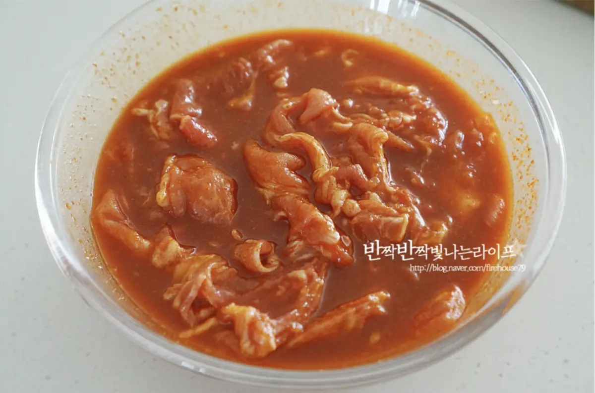 앞다리살을 넣고 버무려줍니다.