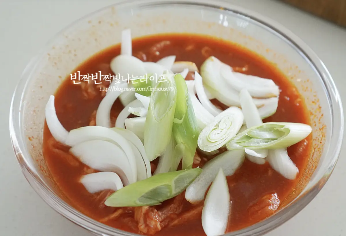 준비한 야채를 올린 뒤 소금 한꼬집을 뿌려줍니다.