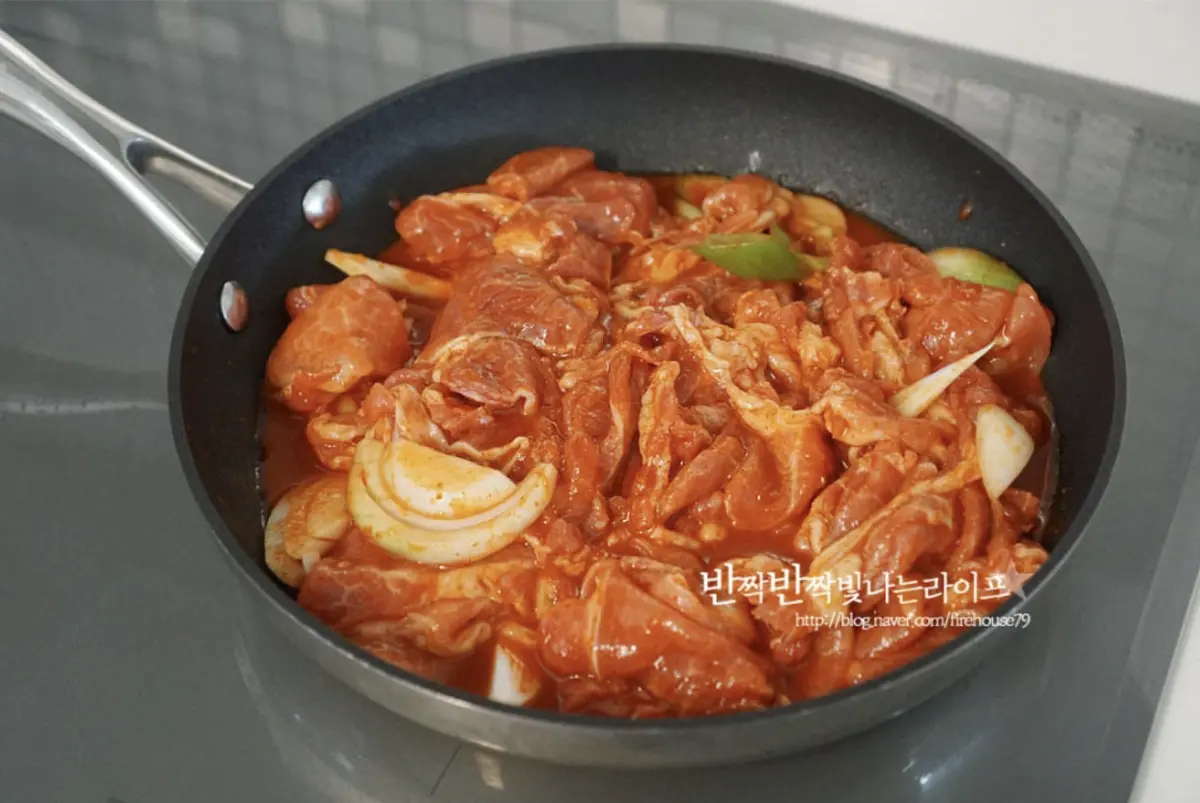 달군 팬에 재운 고기를 올려 볶아줍니다. (원래 레시피에는 야채는 나중에 들어가는데 저는 몇개가 같이 들어가서 같이 볶았어요)
