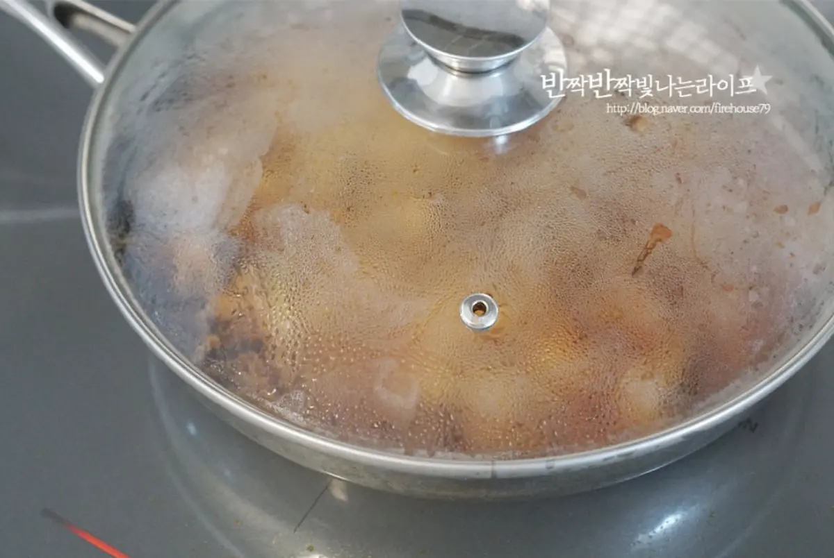노릇하게 볶아지면 야채와 양념 국물을 부어주고 가볍게 볶은 뒤 뚜껑을 덮고 약불로 3분 촉촉하게 익혀줍니다.