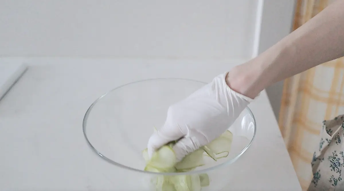 소금 한 꼬집을 뿌린 후 골고루 섞어서 10분 정도 오이를 절여줍니다.