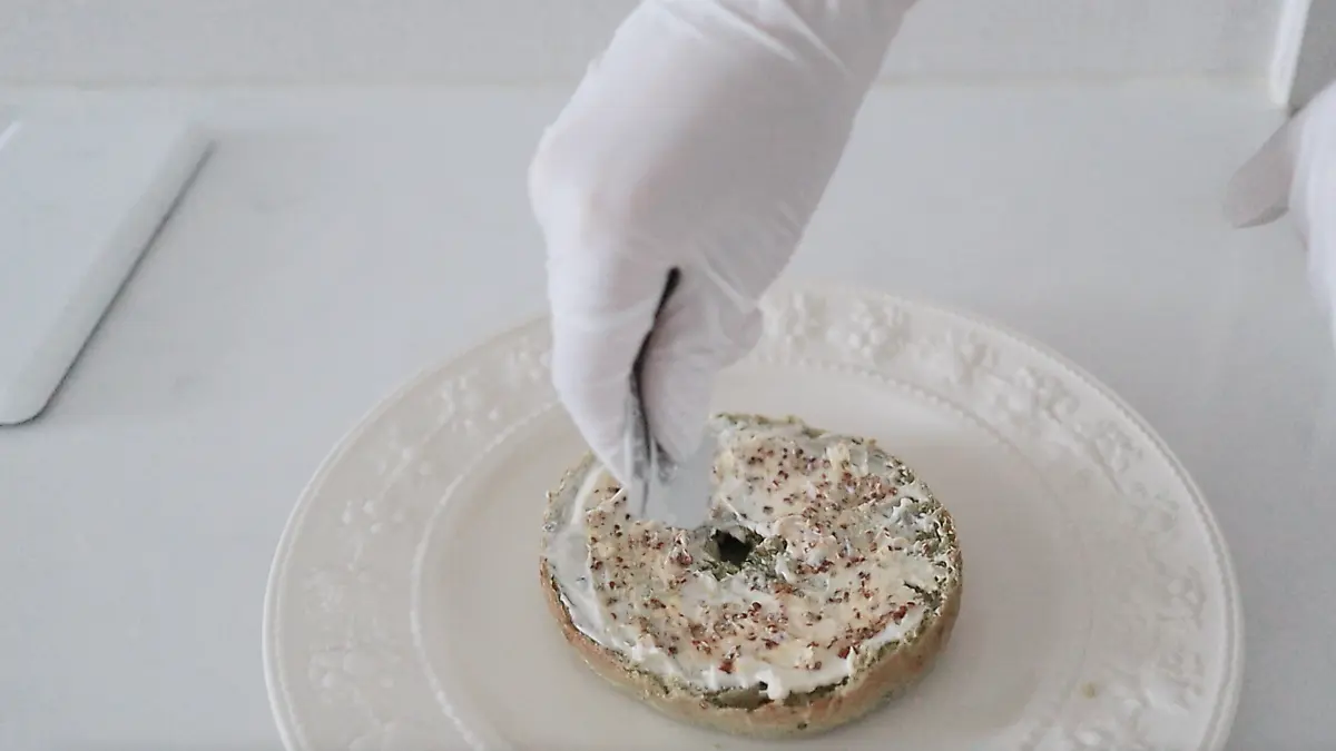 그 위에 꿀을 둘러주세요.